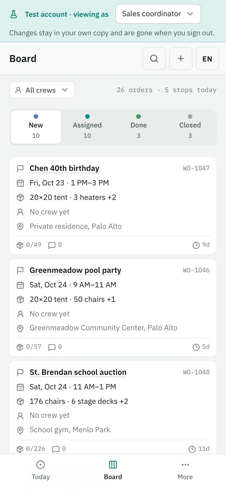 La bacheca degli ordini di lavoro su un telefono: schede Nuovo, Assegnato, Completato e Chiuso con gli ordini per il 40° compleanno di Chen e la festa in piscina a Greenmeadow