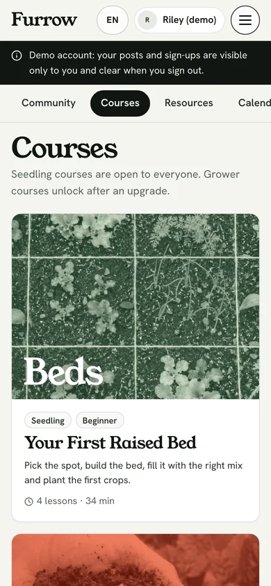 ناحیه اعضا در نمونه باشگاه باغبانی روی موبایل: تب Courses با دوره Your First Raised Bed باز برای یک عضو Seedling